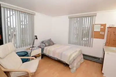Chambre avec lavabo. Pour personne propre et tranquille. Non fumeur, pas de drogue ni marijuana. Pro...