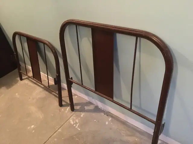 Lit Simple Antique en metale/ Vintage wrought iron single bed in Beds & Mattresses in Longueuil / South Shore - Image 4