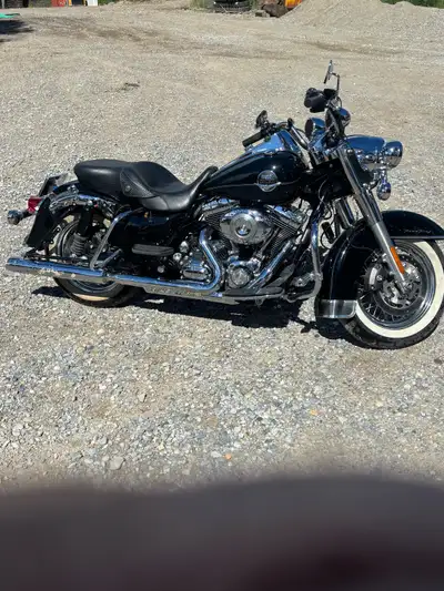 2010 Roadking classic, stage 1, cold air intake, screamin eagle exhaust pipes, low kms, comes with l...