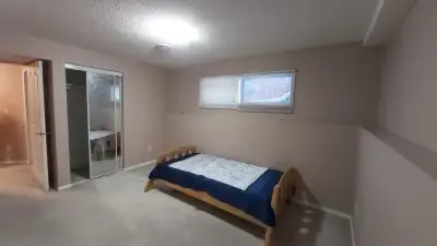 Two spacious rooms in the basement of a bi-level house close to Gurusingh sabha are available for re...