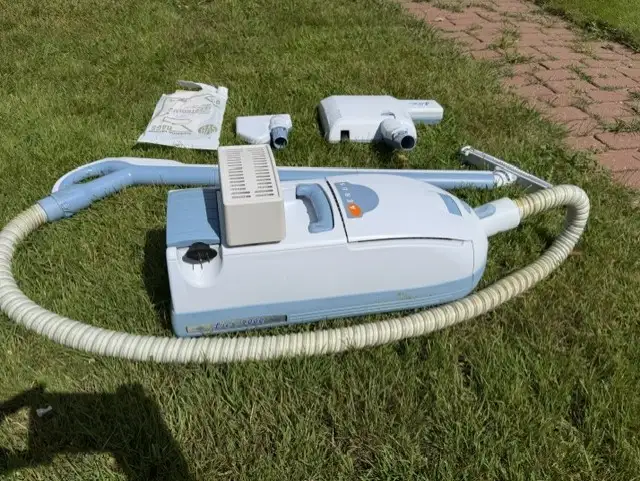Electrolux Vacuum Cleaner in Vacuums in Annapolis Valley - Image 2