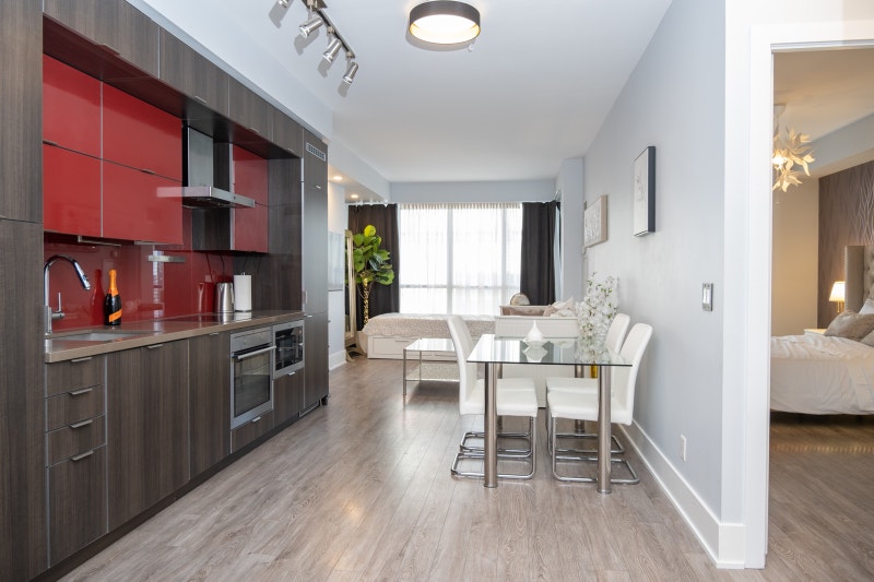 1 Queen 2 King Beds + Parking (1 minute walk to CN tower) Short Term