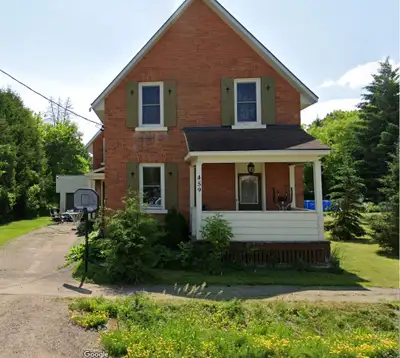 Beautiful 3-Bedroom Home in Pembroke For Rent This spacious and well-maintained 3 bedroom, 1.5 bathr...