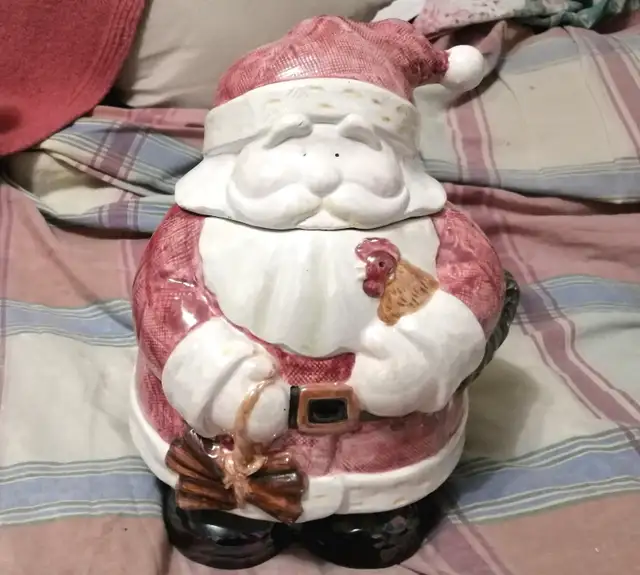 VINTAGE CERAMIC SANTA CLAUS COOKIE JAR 9" BY 11" in Kitchen & Dining Wares in Mississauga / Peel Region - Image 2