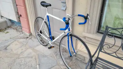 Excellent condition. Large framed. 58cm x 58cm c-c. First generation Shimano 105 groupset. Indexed s...