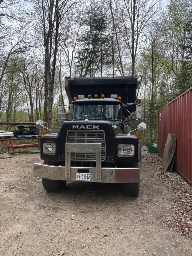 1994 Mack RB688s Stone Slinger in Heavy Trucks in Muskoka - Image 2