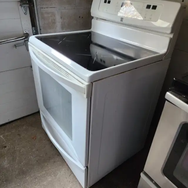 White induction stove electric oven glass top in Stoves, Ovens & Ranges in Oakville / Halton Region - Image 5