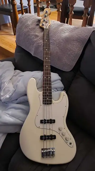 Fender mim MEDIUM SCALE Jazz Bass., View more