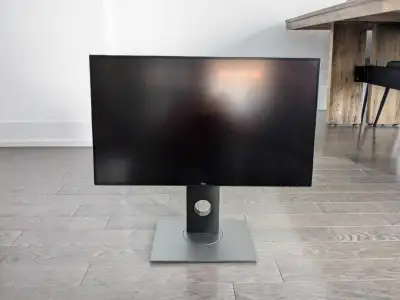 *Je parle francais aussi* I am selling my QHD Dell monitor. The screen is in a perfect condition and...