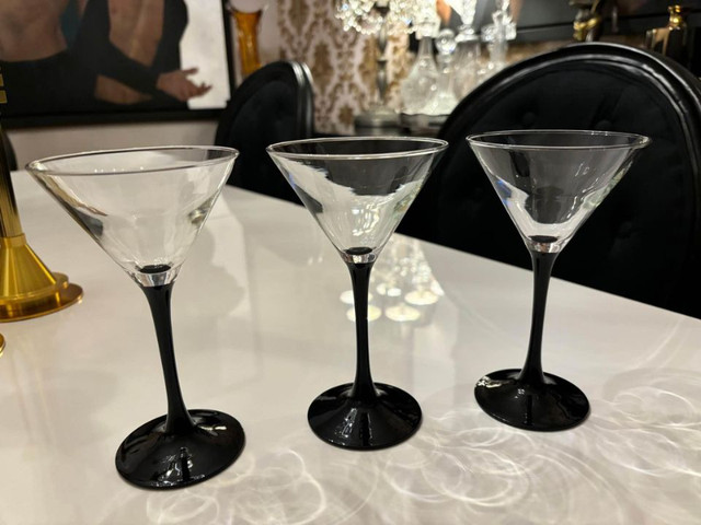 Lot de 3 coupes à martini pied noir Luminarc France dans Vaisselle et articles de cuisine  à Ville de Montréal