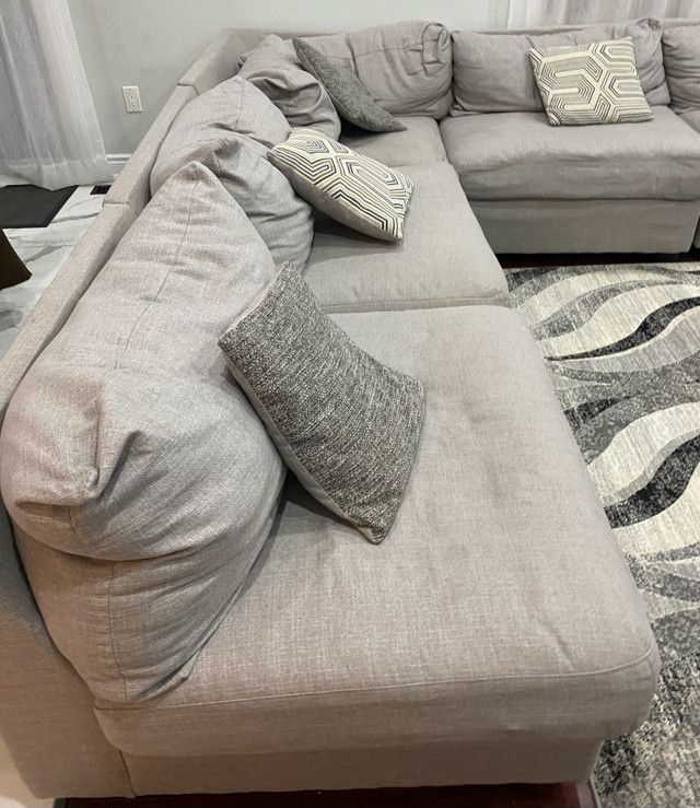  Stylish Three-Piece Sectional with Six Pillows  dans Sofas et futons  à Région d’Oshawa/Durham - Image 3