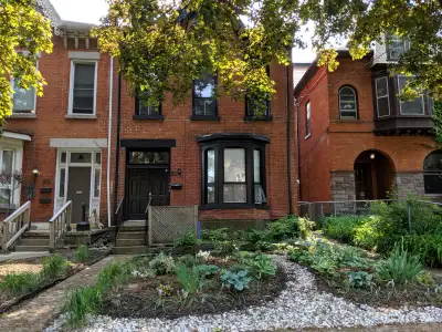 Great value in this large 1-bedroom apartment on the second floor of an updated and well-maintained...