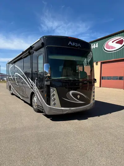 Diesel 6.7 - 360hp, Bunk beds, hydraulic leveling jacks, electric awning, roof A/C, Washer/Fryers, r...