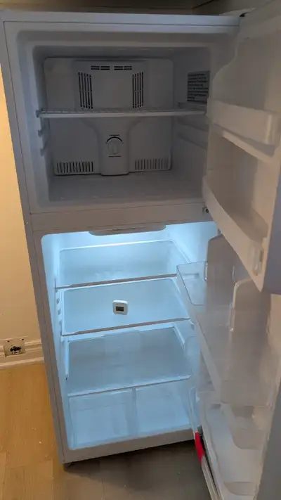 This compact refrigerator is in good, clean condition and offers reliable cooling performance for yo...