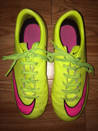 Chaussures de soccer Nike Pointure 2.5 en excellent état