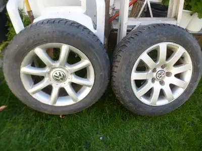 2 Pneus de hiver de Volkswagen 195-65-15, seulement 100$ 2 Winter tires on mags Volkswagen, only 100...