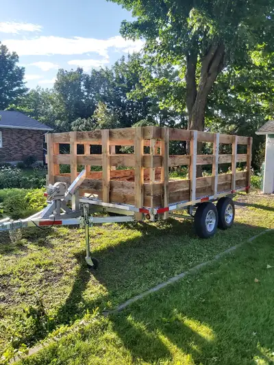 Remorque plateforme 8 x 12 en aluminium avec fond en bois. Il est dompeur avec essieux de 3500 lbs c...