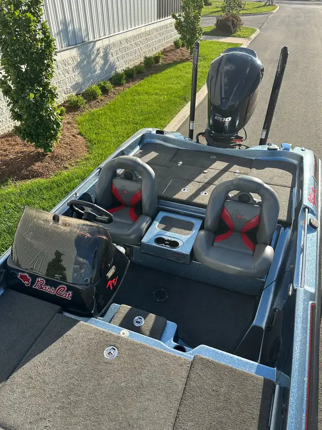 BassCat Pantera IV Bass Boat  in Powerboats & Motorboats in St. Catharines - Image 4
