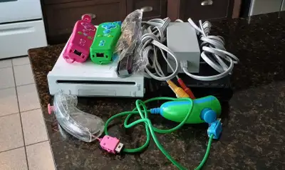 Wii cracker avec disque dur de plus de 100 jeux, complet avec tout les fil, 2 manette & 2 nunchucks...
