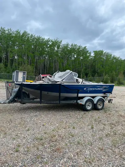 18 ft super hawk .2captain chairs one live well storage in floor , travel tarp ,canopy top ,electric...