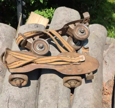 Patins à roulettes antique. Dominion vintage roller skates., View more
