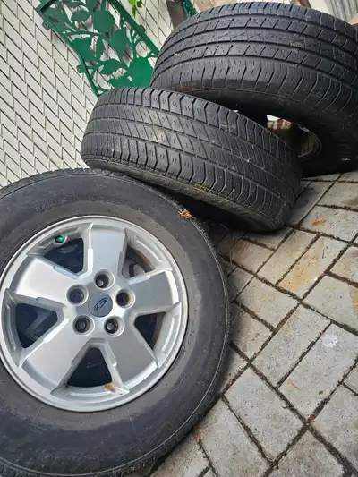 4 pneus été sur mags Ford escap Bon aussi pour mazda tribute et d'autres modèles de véhicule 235/70R...