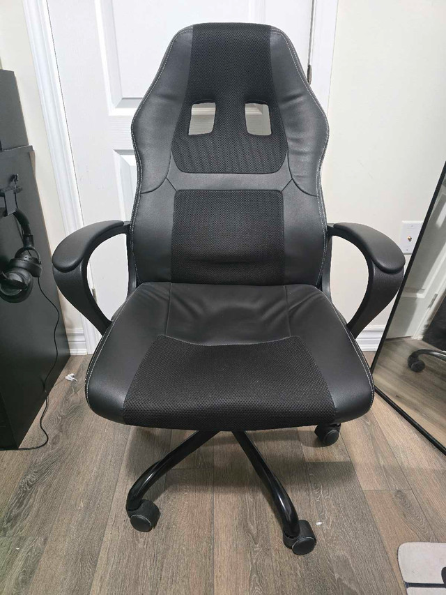 Leather Gaming chair (Black) in Chairs & Recliners in Markham / York Region