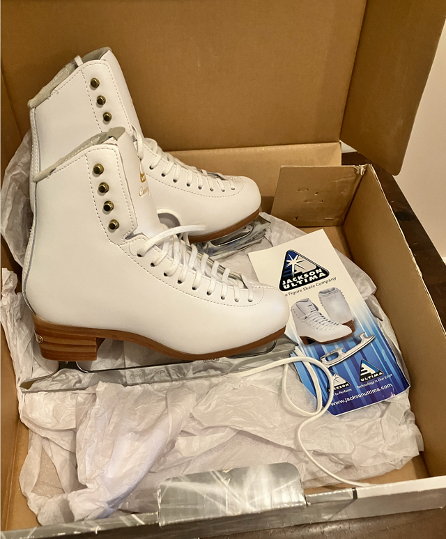 NEW - Jackson Competitor Figure Skates - size 4.5 in Skates & Blades in City of Toronto - Image 2