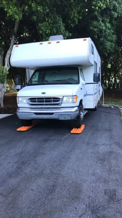 2001 VR Motoriser Ford V10 Triton E350 - Coachmen Catalina Sport , 182,000 k Le motoriser se trouve...