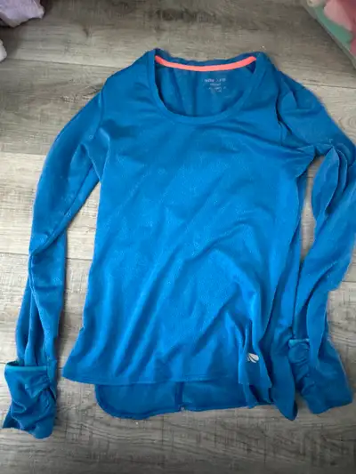 Blue long sleeve shirt with thumb holes (M), View more