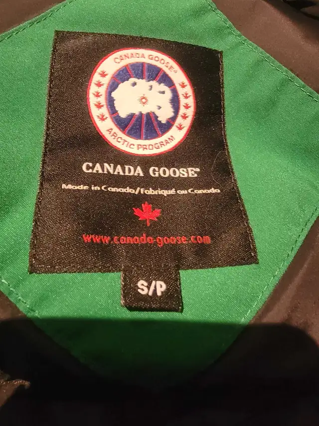 Green Canada Goose Bomber Jacket in Men's in Ottawa - Image 8