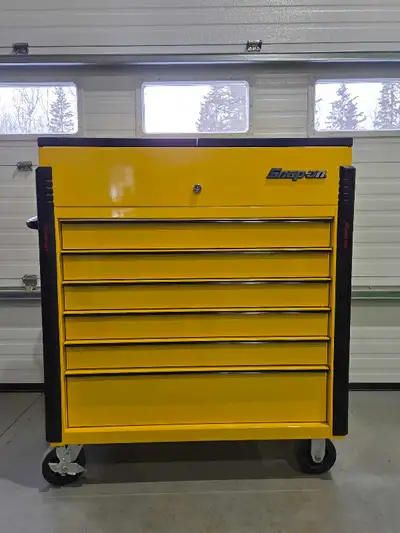 Snap-On KRSC43PDO7 Ultra Yellow with black trim tool cart / toolbox. Like new. Only used for Kitchen...