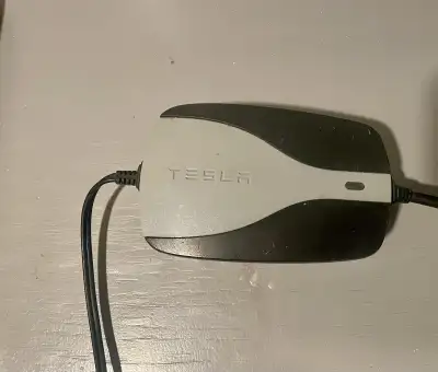 Chargeur d’origine Tesla pour voiture électrique d’enfant (modèle Radio Flyer). En bon état et fonct...