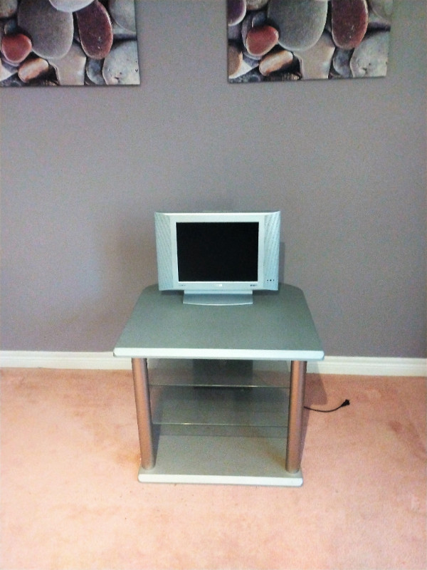 Accent table / media unit in TV Tables & Entertainment Units in Markham / York Region - Image 3