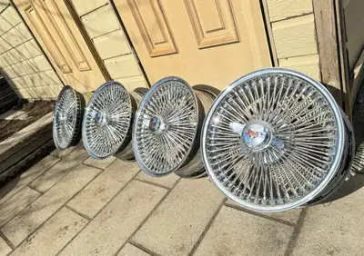 Dayton wheels original adaptor 4 bolt et pattern 4,25 and 4,50 17 inch very good condition i pay 900...