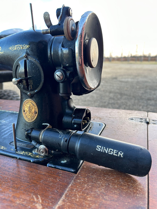 Singer sewing machine.  in Arts & Collectibles in Strathcona County - Image 4