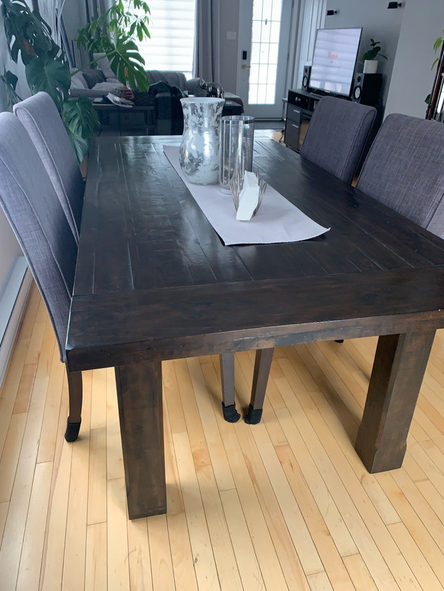 Table en bois avec 8 chaises  dans Mobilier de salle à manger et cuisine  à Longueuil/Rive Sud - Image 2