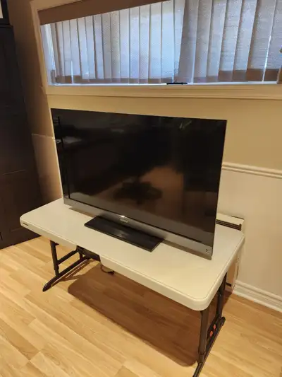 EN TRES BONNE CONDITION Jeu vidéo, play , 4 entrée hdmi, etc TV SONY KDL-40EX500 ( avec manette vidé...