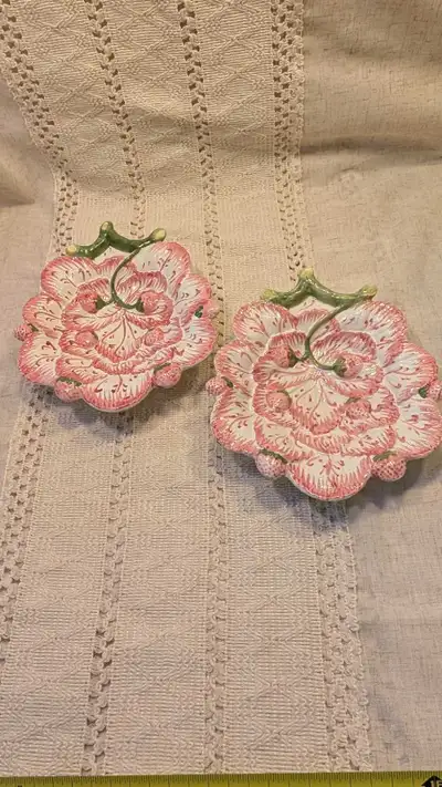 Set de 2 plats à fraises vintage en majolique de Neuwirth, fabriqué au Portugal. Set of 2. VTG Colle...
