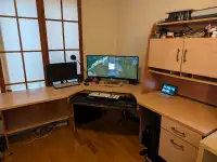 Enorme bureau d'ordinateur de coin