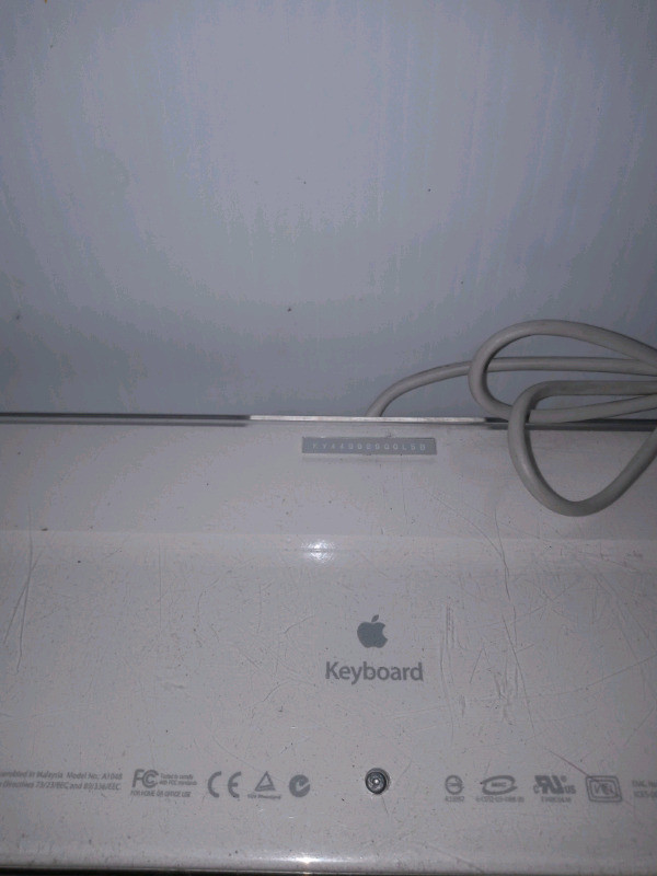 Apple USB Keyboard A1048 ( EMC 1944 ) White Clear dans Souris, claviers et webcaméras  à Ville de Montréal - Image 3