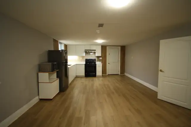 Nicely renovated  basement unit in Thornhill in Long Term Rentals in Markham / York Region - Image 4