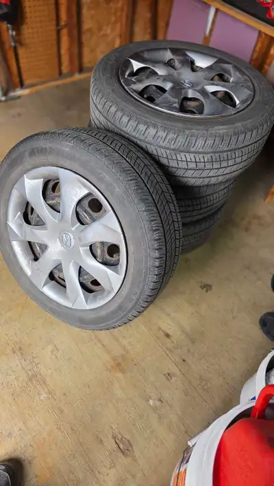 Pneu d'été Yokohama Avid Ascent Gt 205/55-16 montés sur Rims et enjoliveurs étaient sur mazda 3 2013...