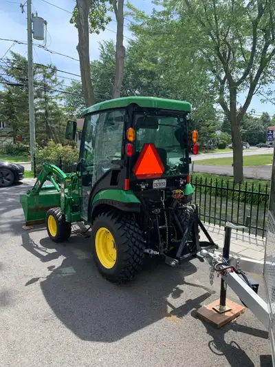 2021 John Deere 2025R. Utilisé seulement 54hrs. Le tracteur vient avec une gratte, une pelle, la sou...