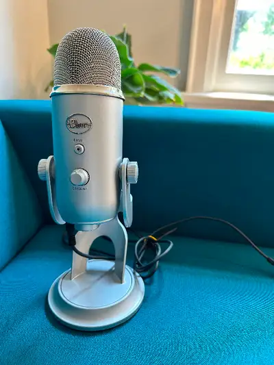 Versatile and powerful, the Blue Yeti is a USB microphone that utilizes a tri-capsule array technolo...