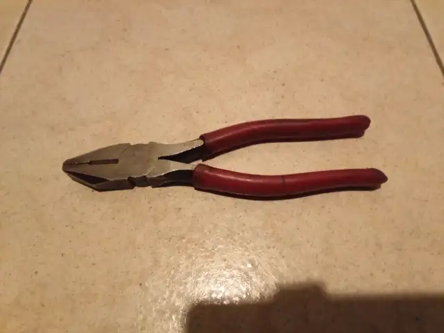 Electrician pliers62863739474177122