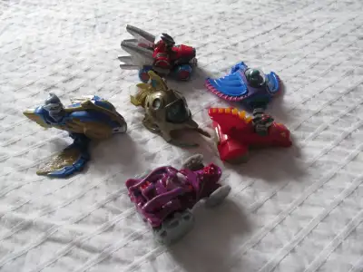 CES FIGURINES NE SONT PAS COMPATIBLE AVEC LE JEU VIDEO.TOUT CE QUI EST SUR LES PHOTOS. JOUETS D'OCCA...