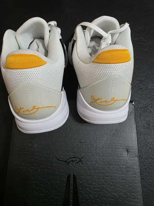 Kobe 5 Bruce Lee Alt size 8 in Men's Shoes in Mississauga / Peel Region - Image 6