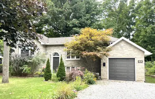 Bungalow in Grimsby close to lake side on Betts Av Grimsby. Lovely Bungalow on 100 x 150 ft lot loca...