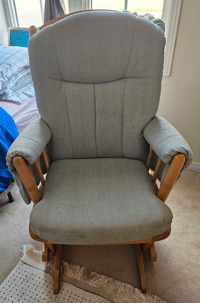Gliding Rocking Chair Pick up only 16th and  BurOak  in Chairs & Recliners in Markham / York Region